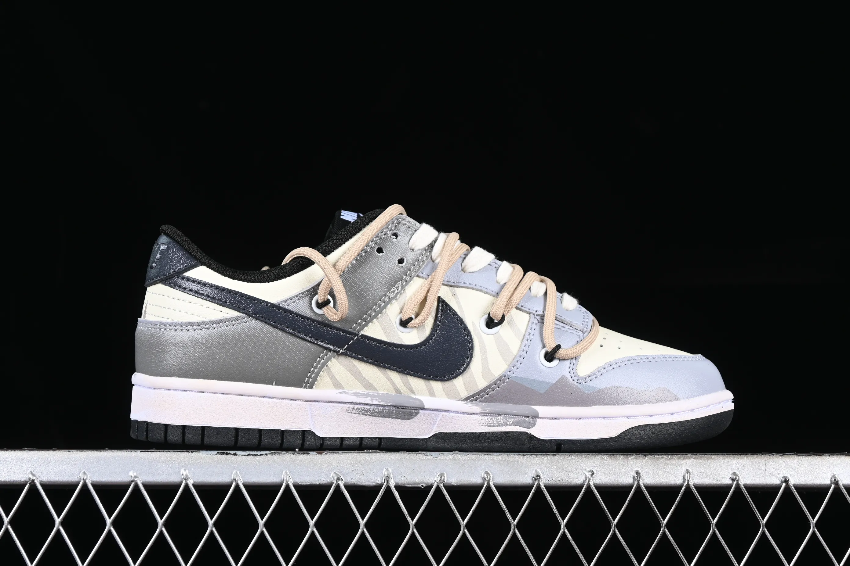 All Categories Nk SB Dunk Series Nk SB Dunk Low Low-top sneakers Nk Dunk Low Panda Prank-Jungle Crossing Crossing the Mountain to Enjoy Yourself Mountain Color SB Strap Low-top Casual Shoes FD0831-002